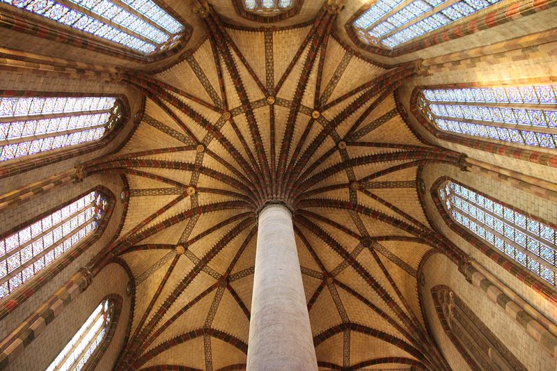 The palm-tree vault of the Jacobins church in Toulouse: ribs spread like fronds from a single slender column.